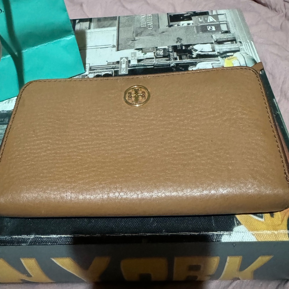 Tory Burch authentic wallet good condition